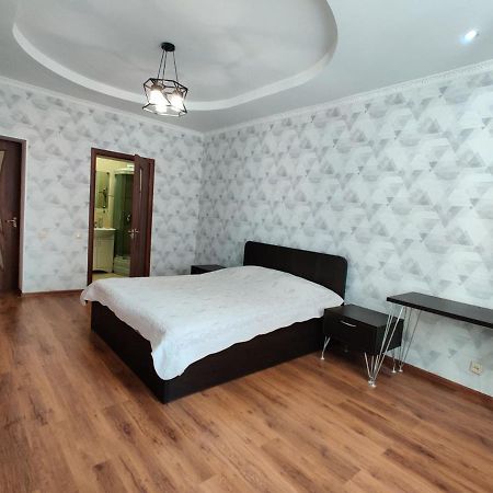 Комната В 4Х Комнатной Квартире Almaty Ngoại thất bức ảnh