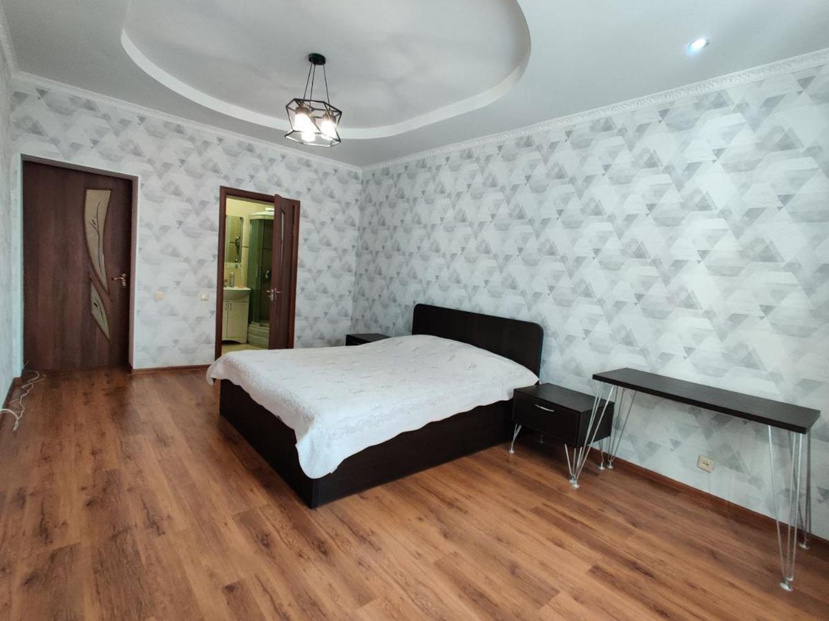 Комната В 4Х Комнатной Квартире Almaty Ngoại thất bức ảnh