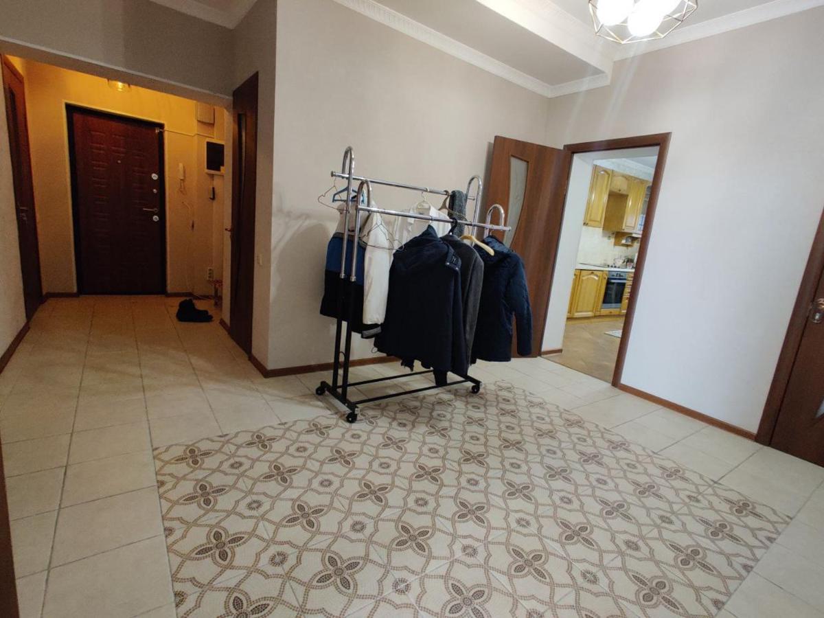 Комната В 4Х Комнатной Квартире Almaty Ngoại thất bức ảnh